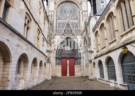 Rouen, France - 01 octobre 2022 : portail latéral de la cathédrale de Rouen. C'est une église catholique romaine et le lieu de l'archevêque de Rouen, primat de Banque D'Images
