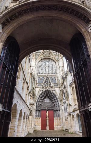 Rouen, France - 01 octobre 2022 : portail latéral de la cathédrale de Rouen. C'est une église catholique romaine et le lieu de l'archevêque de Rouen, primat de Banque D'Images