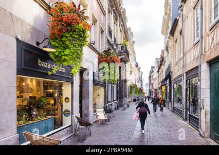Rouen, France - 01 octobre 2022 : rue commerçante de la vieille ville de Rouen, avec des personnes indenfinées. Rouen est la préfecture du département de se Banque D'Images