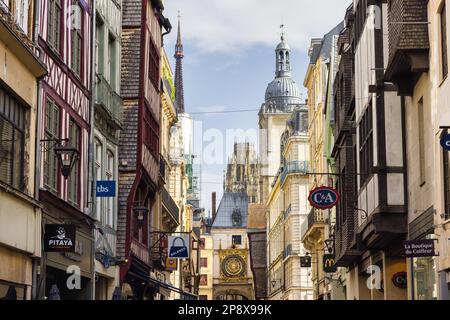 Rouen, France - 01 octobre 2022 : rue du gros horloge avec la célèbre horloge astronomique. Rouen est la préfecture du département de Seine-Maritime, Banque D'Images