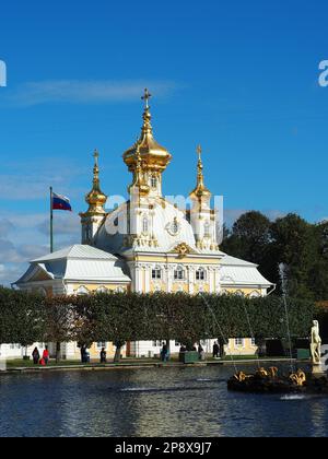 Dômes oignon doré de chapelle, le palais de Peterhof, Petrodvorets, Peterhof, Saint-Pétersbourg, Russie, Europe, UNESCO World Heritage Site Banque D'Images
