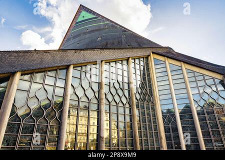 Rouen, France - 01 octobre 2022 : toit de l'église moderne de Saint Jeanne d'Arc à Rouen. Conçu par Louis Arretche, il a été achevé en 1979 dans le Banque D'Images