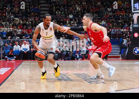 Milan, Italie. 09th mars 2023. Kevin Punter (BC Partizan Mozzart Bet) contrecarré par Billy Baron (EA7 Emporio Armani Olimpia Milano) pendant EA7 Emporio Armani Milano contre KK Partizan, Championnat d'Euroligue de basket-ball à Milan, Italie, 09 mars 2023 Credit: Independent photo Agency/Alay Live News Banque D'Images