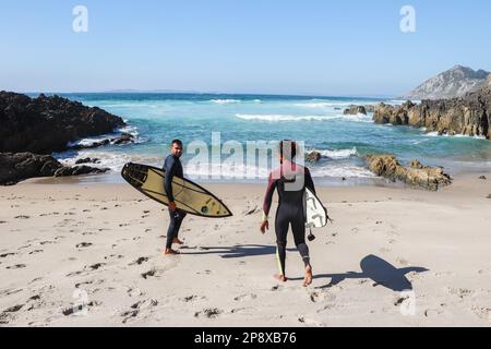 Deux surfeurs mâles à Cabo Home, Galice, Espagne Banque D'Images