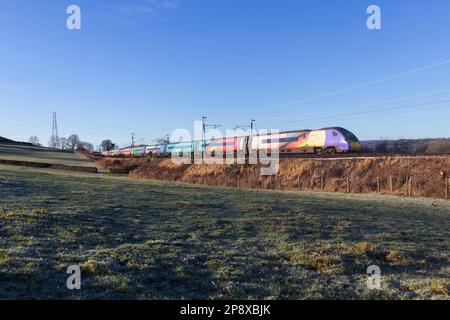 Avanti côte ouest Alstom Pendolino Pride train 390119 sur la ligne principale de la côte ouest à Cumbria Banque D'Images