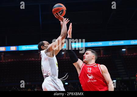 Milan, Italie. 09th mars 2023. Kevin Punter (BC Partizan Mozzart Bet) contrecarré par Billy Baron (EA7 Emporio Armani Olimpia Milano) pendant EA7 Emporio Armani Milano contre KK Partizan, Championnat d'Euroligue de basket-ball à Milan, Italie, 09 mars 2023 Credit: Independent photo Agency/Alay Live News Banque D'Images