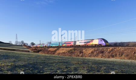 Avanti côte ouest Alstom Pendolino Pride train 390119 sur la ligne principale de la côte ouest à Cumbria Banque D'Images