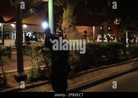 Tel Aviv, Israël. 09th mars 2023. Un policier israélien inspecte les lieux après une fusillade près d'un café de la rue Dizengoff. Au moins trois civils israéliens ont été blessés par balle. Crédit : Ilia Yefimovich/dpa/Alay Live News Banque D'Images