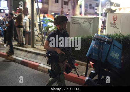 Tel Aviv, Israël. 09th mars 2023. Un policier israélien inspecte les lieux après une fusillade près d'un café de la rue Dizengoff. Au moins trois civils israéliens ont été blessés par balle. Crédit : Ilia Yefimovich/dpa/Alay Live News Banque D'Images