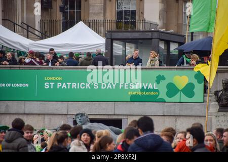 Londres, Royaume-Uni, 13th mars 2022. Parade de la Saint-Patrick à Trafalgar Square. Banque D'Images