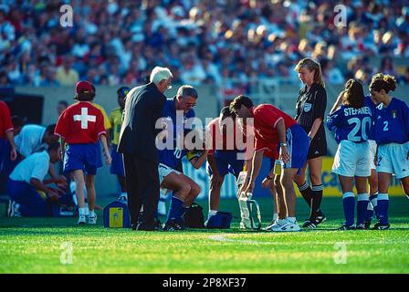 Un joueur injurié a également assisté pendant ITA vs BRA à la coupe du monde de football féminin de la FIFA 1999. Banque D'Images