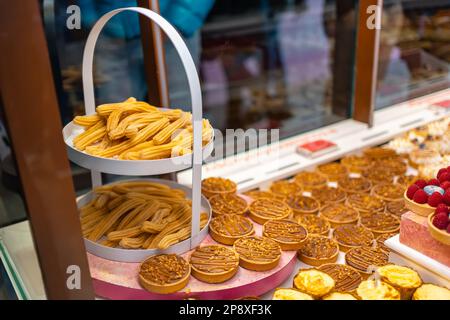 Vitrine avec divers produits pour le petit déjeuner et des chourros typiques de Madrid, Mercado de San Miguel. Banque D'Images