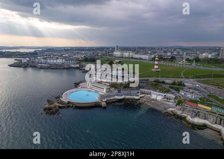 Plymouth Hoe, Smeaton's Tower & TInside Lido, Plymouth, Devon photo panoramique aérienne Banque D'Images