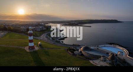 Plymouth Hoe, Smeaton's Tower & TInside Lido, Plymouth, Devon photo panoramique aérienne Banque D'Images