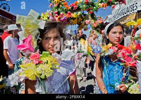 Procession lors du pèlerinage annuel gitan aux Saintes Maries de la Mer (mai), Camargue, Bouches du Rhône, France Banque D'Images