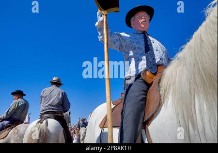 Gardians (cavaliers qui travaille avec le taureau de Camargue).procession lors du pèlerinage annuel des gitans aux Saintes Maries de la Mer (mai),Camargue, Bouches Banque D'Images