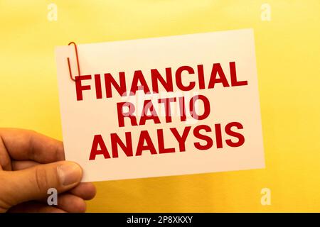 Concept de l'analyse du ratio financier écrire sur les notes adhésives isolées sur la table en bois Banque D'Images