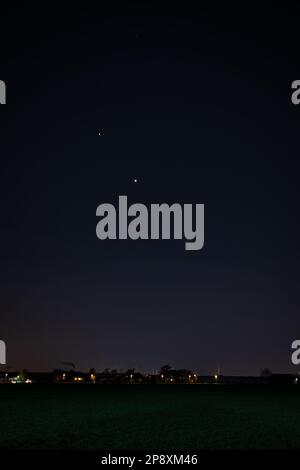 Les planètes Vénus et Jupiter sont proches les unes des autres dans le ciel nocturne Banque D'Images