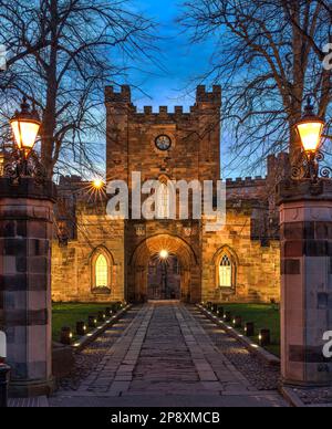 Vue extérieure au crépuscule du Gatehouse jusqu'au château de Durham illuminé sous un ciel dégagé de Springtime, ville de durham, comté de Durham, Angleterre, Royaume-Uni Banque D'Images