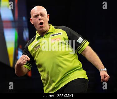 Michael van Gerwen célèbre la victoire lors de la soirée des fléchettes 2023 de la première ligue du PDC Cazo 6 au M&S Bank Arena, Liverpool, Royaume-Uni, 9th mars 2023 (photo de Bryan Phil/News Images) Banque D'Images