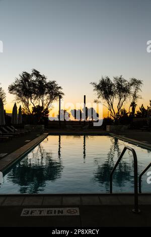 Le soleil se couche sur une piscine de motel dans le désert élevé de New Cuyama, Californie. Banque D'Images