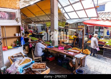 Kutaisi, Géorgie, 04.06.21. Kutaisi Central Market (Green Bazaar, Mtsvane Bazari) hall avec étals de marché avec fruits et légumes locaux, vendeurs. Banque D'Images