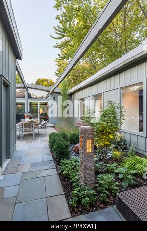 Une cour extérieure récemment refaite d'une maison moderne du milieu du siècle semblable aux maisons conçues par Eichler Banque D'Images