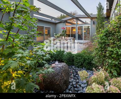 Une cour extérieure récemment refaite d'une maison moderne du milieu du siècle semblable aux maisons conçues par Eichler Banque D'Images