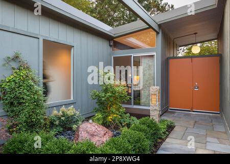 Une cour extérieure récemment refaite d'une maison moderne du milieu du siècle semblable aux maisons conçues par Eichler Banque D'Images