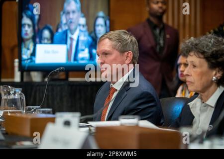 Washington, États-Unis d'Amérique. 09th mars 2023. Alan Shaw, président et chef de la direction de Norfolk Southern Corporation, comparaît devant un comité sénatorial de l'environnement et des travaux publics pour examiner la protection de la santé publique et de l'environnement à la suite du déraillement du train Norfolk Southern et du rejet de produits chimiques dans l'est de la Palestine, Ohio, Dans l'édifice Dirksen du bureau du Sénat à Washington, DC, jeudi, 9 mars 2023. Crédit: Rod Lamkey/CNP/Sipa USA crédit: SIPA USA/Alay Live News Banque D'Images