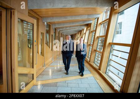 Édimbourg, Écosse, Royaume-Uni. 9th mars 2023. PHOTO : (G-D) MSP Angus Robertson; MSP Kevin Stewart. Scènes à l'intérieur de Holyrood au Parlement écossais pendant la séance de l'après-midi pendant le débat de mysogynie et scènes à l'heure de la décision. Crédit: Colin D Fisher/CDFIMAGES.COM crédit: Colin Fisher/Alay Live News Banque D'Images