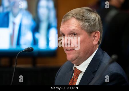 Washington, États-Unis d'Amérique. 09th mars 2023. Alan Shaw, président et chef de la direction de Norfolk Southern Corporation, comparaît devant un comité sénatorial de l'environnement et des travaux publics pour examiner la protection de la santé publique et de l'environnement à la suite du déraillement du train Norfolk Southern et du rejet de produits chimiques dans l'est de la Palestine, Ohio, Dans l'édifice Dirksen du bureau du Sénat à Washington, DC, jeudi, 9 mars 2023. Crédit: Rod Lamkey/CNP/Sipa USA crédit: SIPA USA/Alay Live News Banque D'Images