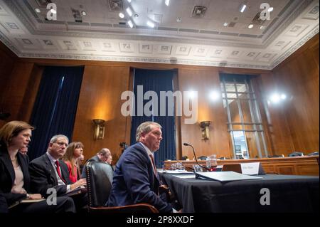 Washington, États-Unis d'Amérique. 09th mars 2023. Alan Shaw, président et chef de la direction de Norfolk Southern Corporation, comparaît devant un comité sénatorial de l'environnement et des travaux publics pour examiner la protection de la santé publique et de l'environnement à la suite du déraillement du train Norfolk Southern et du rejet de produits chimiques dans l'est de la Palestine, Ohio, Dans l'édifice Dirksen du bureau du Sénat à Washington, DC, jeudi, 9 mars 2023. Crédit: Rod Lamkey/CNP/Sipa USA crédit: SIPA USA/Alay Live News Banque D'Images