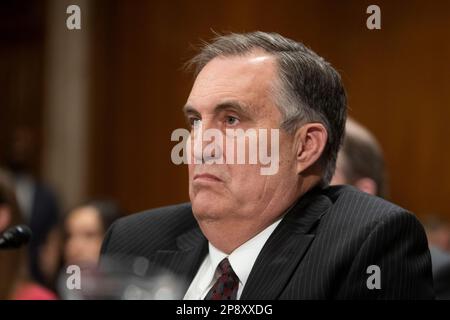 Washington, États-Unis d'Amérique. 09th mars 2023. Richard Harrison, directeur exécutif et ingénieur en chef, Commission d'assainissement de l'eau de la vallée de l'Ohio River, comparaît devant un comité sénatorial sur l'environnement et les travaux publics pour examiner la protection de la santé publique et de l'environnement à la suite du déraillement du train Norfolk Southern et de la libération de produits chimiques dans l'est de la Palestine, Ohio, Dans l'édifice Dirksen du bureau du Sénat à Washington, DC, jeudi, 9 mars 2023. Crédit: Rod Lamkey/CNP/Sipa USA crédit: SIPA USA/Alay Live News Banque D'Images