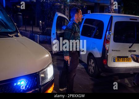 Tel Aviv, Israël. 09th mars 2023. Un policier israélien inspecte les lieux après une fusillade près d'un café de la rue Dizengoff. Au moins trois civils israéliens ont été blessés par balle. Crédit : Ilia Yefimovich/dpa/Alay Live News Banque D'Images