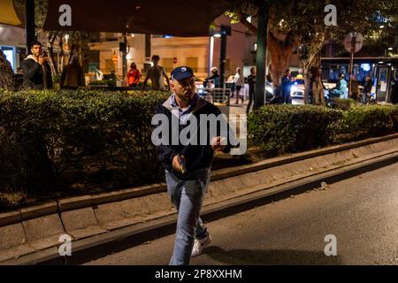 Tel Aviv, Israël. 09th mars 2023. Un policier israélien inspecte les lieux après une fusillade près d'un café de la rue Dizengoff. Au moins trois civils israéliens ont été blessés par balle. Crédit : Ilia Yefimovich/dpa/Alay Live News Banque D'Images