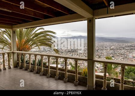 Ensenada, Basse-Californie, Mexique - vue sur la ville depuis un balcon Banque D'Images