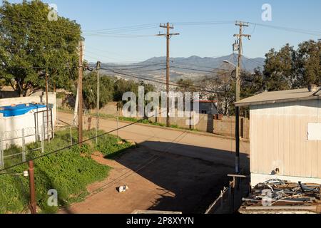 Ensenada, Basse-Californie, Mexique - rue latérale dans un quartier plus pauvre donnant sur la ville Banque D'Images