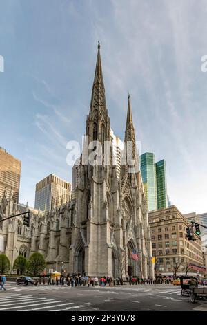 New York, Etats-Unis - 23 avril 2022 : vue sur la rue Cathédrale de Patrick à Midtown Manhattan avec la célèbre 5th Avenue. C'est un R de style néo-gothique décoré Banque D'Images