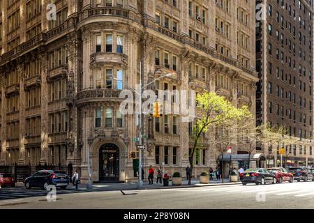 New York, Etats-Unis - 24 avril 2022 : extérieur du restaurant Petrossian de New York, situé dans l'ancien bâtiment Alwyn court, dans la partie ouest de Manhattan Banque D'Images
