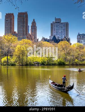 New York, Etats-Unis - 24 avril 2022 : gondolier au lac de Central Park, New York Banque D'Images