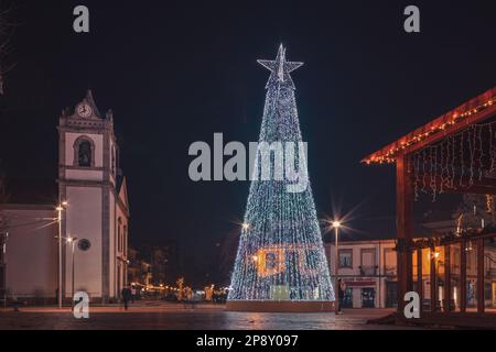 Illumination festive : des lumières de Noël ornent les rues de Famalicão Banque D'Images