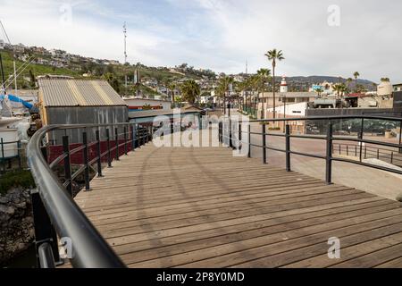 Ensenada, Basse-Californie, Mexique - Une rampe de promenade à côté du port, orientée vers le nord, en direction de la zone centrale Banque D'Images