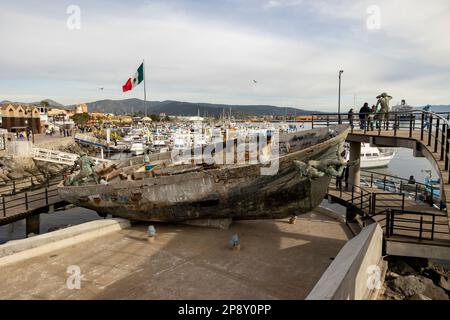 Ensenada, Basse-Californie, Mexique - Monument historique de la sculpture sur bateau à côté de la marina Banque D'Images