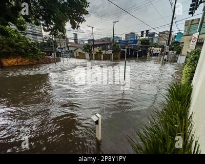 Inondations graves dans la ville de Sao Paulo. Il a beaucoup plu, causant des inondations dans les rues. Banque D'Images