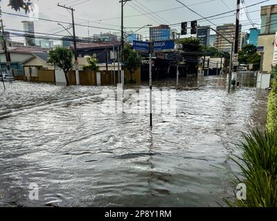 Inondations graves dans la ville de Sao Paulo. Il a beaucoup plu, causant des inondations dans les rues. Banque D'Images