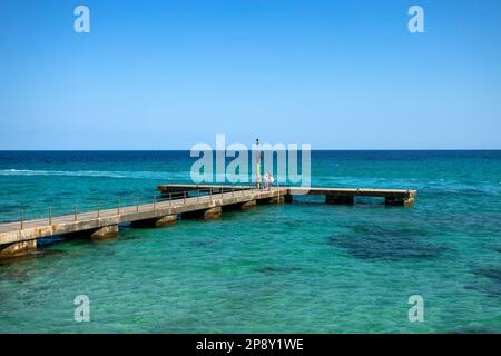 Cala Millor, Palma de Majorque - Espagne - 20 septembre 2022.jetée en pierre et eaux transparentes de la mer Méditerranée Banque D'Images