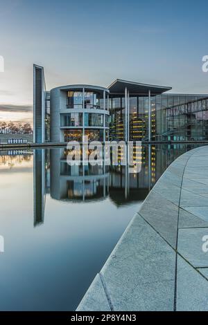 Spree au centre de Berlin. Quartier du gouvernement avec la maison Paul Löbe. Bâtiment gouvernemental éclairé avec réflexion sur la rivière Spree Banque D'Images