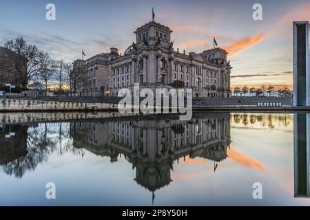 Ambiance nocturne dans le centre de Berlin. District du gouvernement dans la capitale de l'Allemagne. Rivière Spree avec réflexion sur la surface de l'eau de Reichstag Banque D'Images