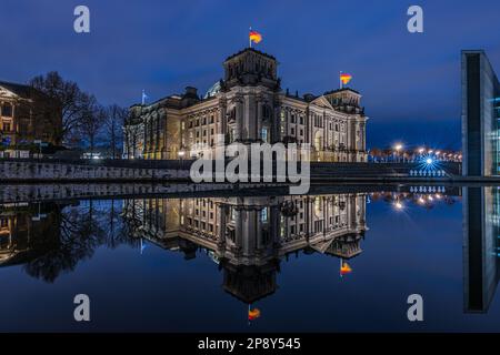 Heure bleue dans le quartier gouvernemental de Berlin. Reichstag dans la capitale de l'Allemagne. Rivière Spree dans le centre-ville avec réflexion du bâtiment Banque D'Images